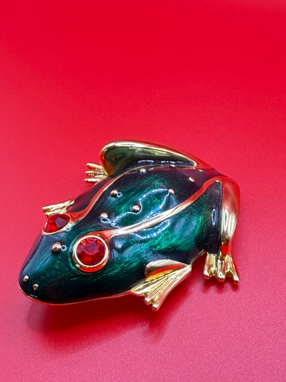 Vintage Trifari Green Enamel Frog Brooch with Red Gem Eyes 80s